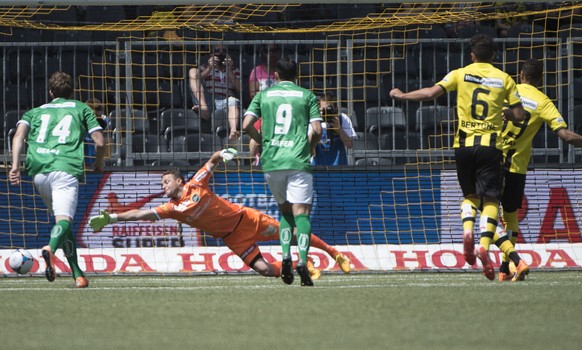 Hoarau lässt FCSG-Keeper&nbsp;Marcel Herzog beim Penalty keine Chance.