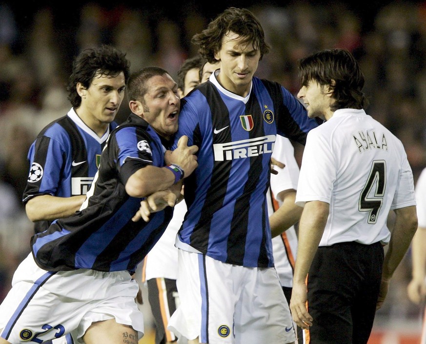 epa00949759 Inter Milan&#039;s Swedish striker Zlatan Ibrahimovic (C) tries to stop a fight between team-mate Marco Materazzi (L) and Valencia&#039;s Argentinian defender Roberto Ayala (R) during thei ...