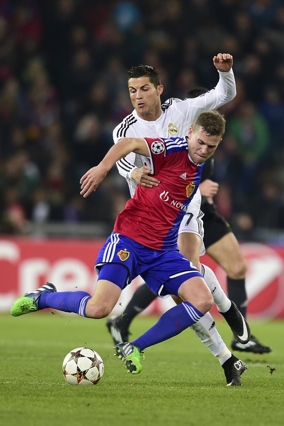 Keine Angst vor grossen Namen, Teil 2: Fabian Frei kämpft mit Superstar Ronaldo um die Kugel.