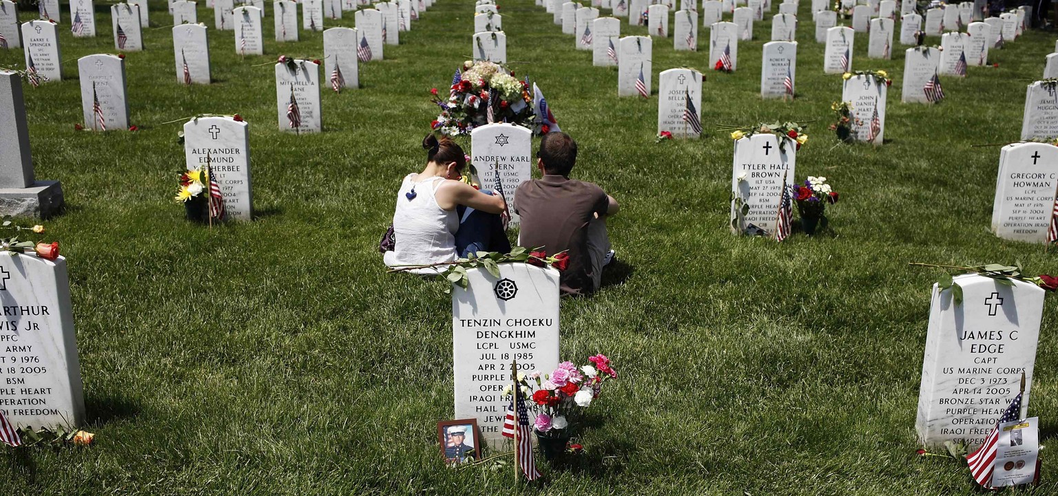 Angehörige besuchen am 26. Mai, dem «Memorial Day», Soldatengräber auf dem Friedhof von Arlington.