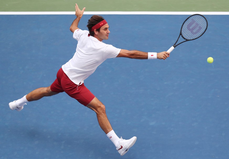 epa06985411 Roger Federer of Switzerland hits a return to Benoit Paire of France during the fourth day of the US Open Tennis Championships the USTA National Tennis Center in Flushing Meadows, New York ...