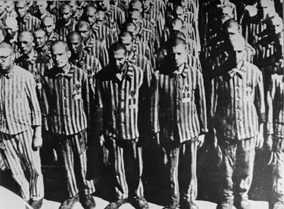 KZ Buchenwald im Februar 1941: Niederländische Juden, in gestreiften Häftlingkleidern mit aufgenähtem Stern.