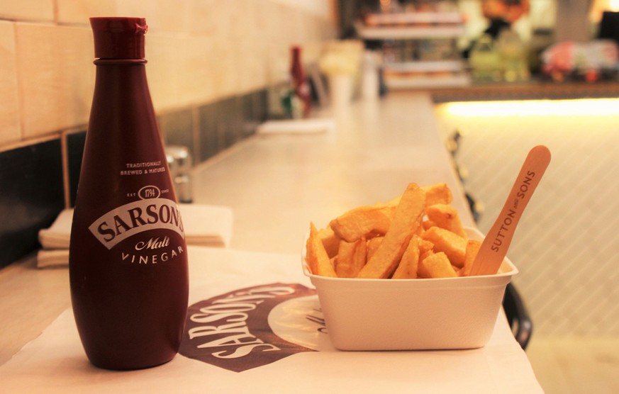 chips pommes frites essig malzessig vinegar sarson&#039;s chip shop england grossbritannien britisch essen food kartoffel fast food http://www.foodbev.com/news/sarsons-works-with-fish-and-chip-shop-to ...
