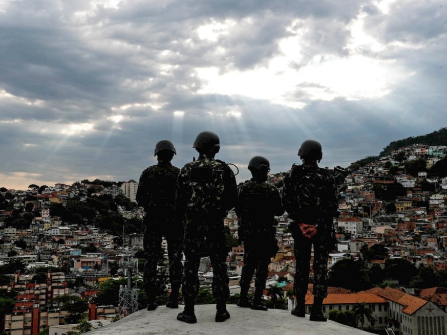 Der Überfall ereignete sich in einem Stadtgebiet Rios, das laut der Militärpolizei von Kriminellen beherrscht wird. (Symbolbild)