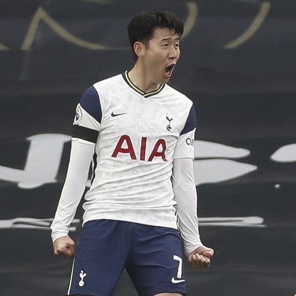 epa09129219 Tottenham&#039;s Son Heung-min (L) celebrates with Sergio Reguilon (R) after scoring the 1-0 lead during the English Premier League match between Tottenham Hotspur and Manchester United in ...