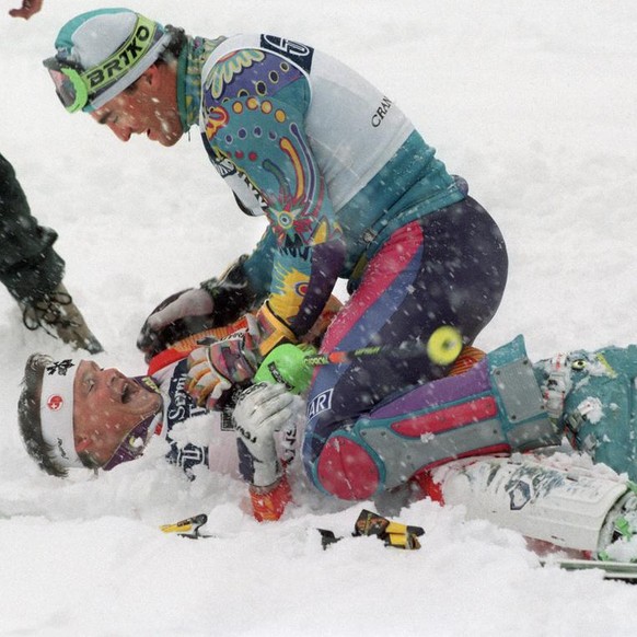 Die beiden dominierenden Skifahrer der Saison 91/92, der Italiener Alberto Tomba (oben) und der Schweizer Paul Accola raufen sich im Schnee, aufgenommen Ende Maerz 1992 beim Saisonfinale des alpinen S ...