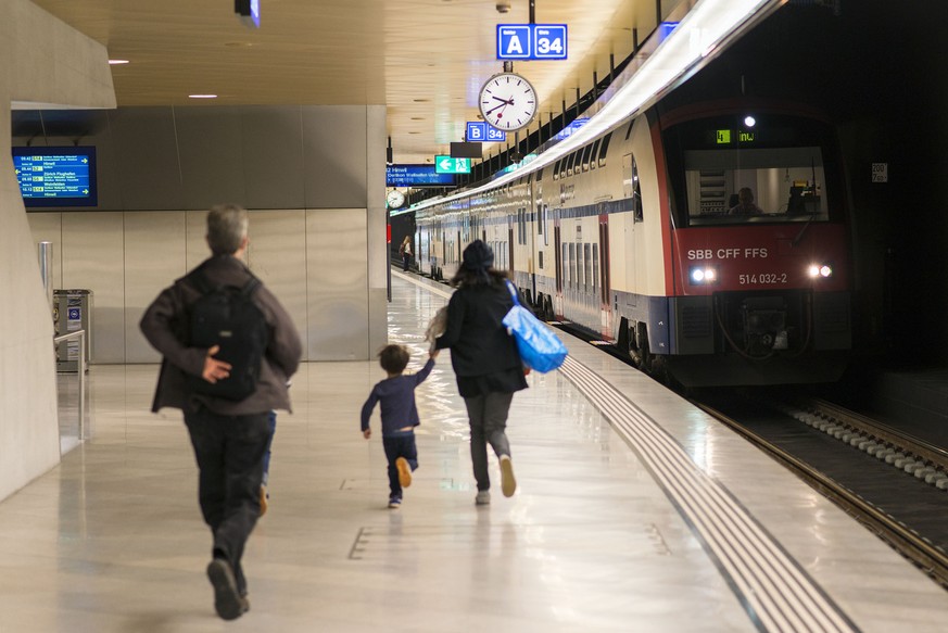 Bahnhof Löwenstrasse in Zürich:&nbsp;Die weissen Blindenmarkierungen dienen zugleich als Sicherheitslinie, die den Gefahrenbereich anzeigt.&nbsp;