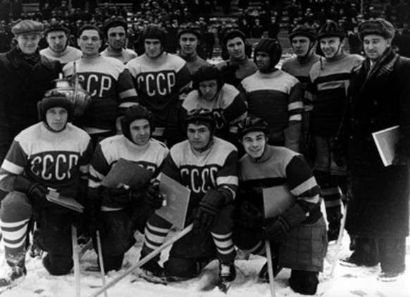 Die UdSSR bodigt 1954 Kanada und holt erstmals WM-Gold.