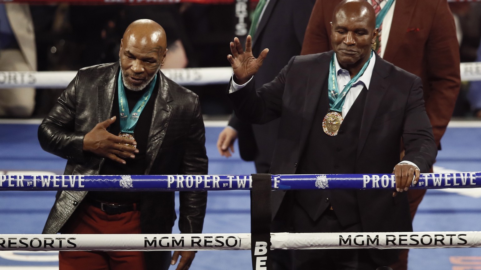 epa08239501 Former Heavyweight Champions Mike Tyson (L) and Evander Holyfield (R) acknowlege the crowd after they were honored before the main event, the WBC World Heavyweight Championship title fight ...