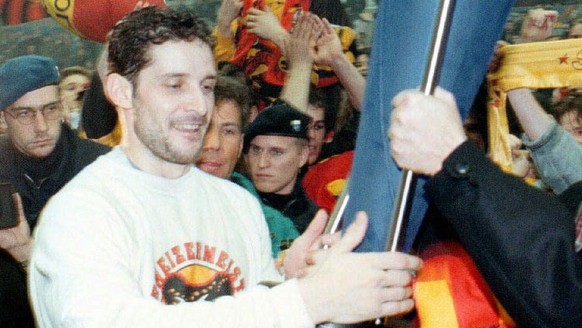 Der Captain des SC Bern, Roberto Triulzi (links) holt sich am Donnerstag 27.3.1997 den Pokal von Praesident Zoelch (rechts) in Zug. (Keystone/Tischler/Limina)