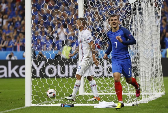 France&#039;s Antoine Griezmann, right, celebrates after scoring his side&#039;s fourth goal during the Euro 2016 quarterfinal soccer match between France and Iceland, at the Stade de France in Saint- ...