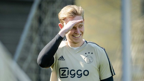 epa07494248 Ajax Amsterdam player Frenkie de Jong (C) during the team&#039;s training session at Sports park De Toekomst in Amsterdam, The Netherlands, 09 April 2019. Ajax will face Juventus in their  ...