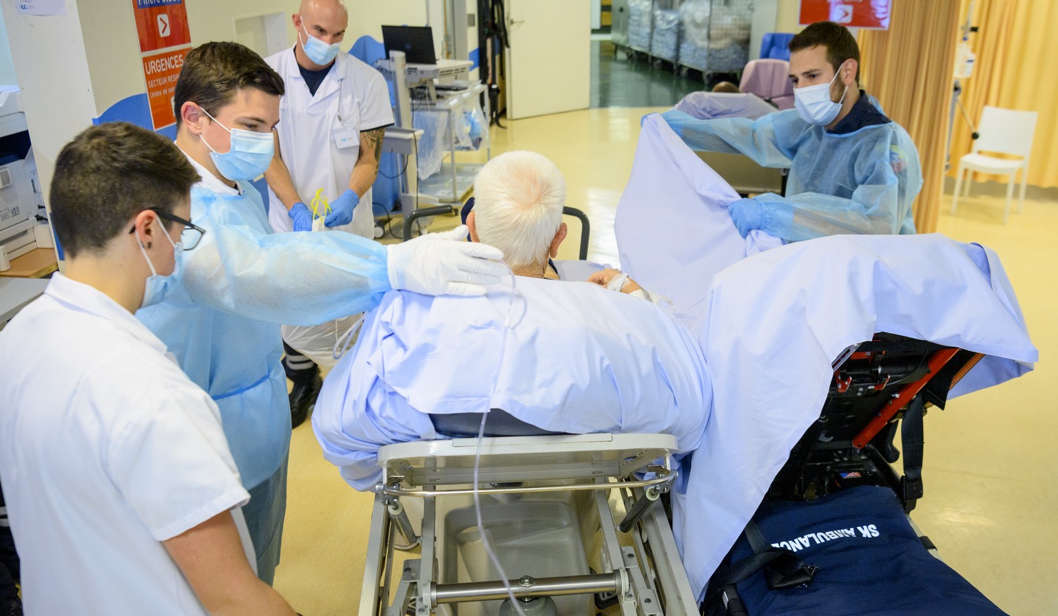 Geneva&#039;s aspiring firefighters help paramedics taking care of a patient in the first aid department of Geneva University Hospitals (HUG), during the coronavirus disease (COVID-19) outbreak, in Ge ...