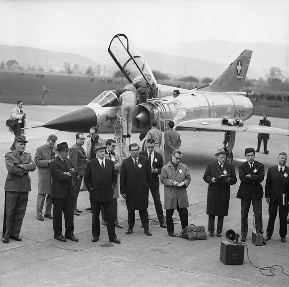 ARCHIVBILD ZU 50 JAHRE MIRAGE-AFFAERE --- Der Bundesrat Paul Chaudet, vordere Reihe Dritter von links, Vorsteher des Militaerdepartementes (EMD), besichtigt am 2. April 1964 auf dem Flugplatz Emmen ei ...