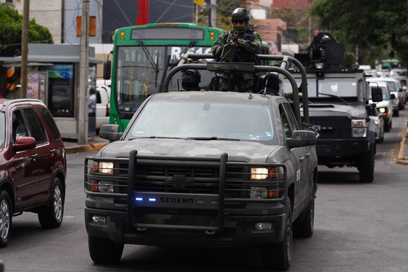 epa05247148 Mexican Federal police conduct operations in Guadalajara, Jalisco State, Mexico, 06 April 2016. According to media reports, federal agents arrested Julio Alberto Castillo Rodriguez, the so ...