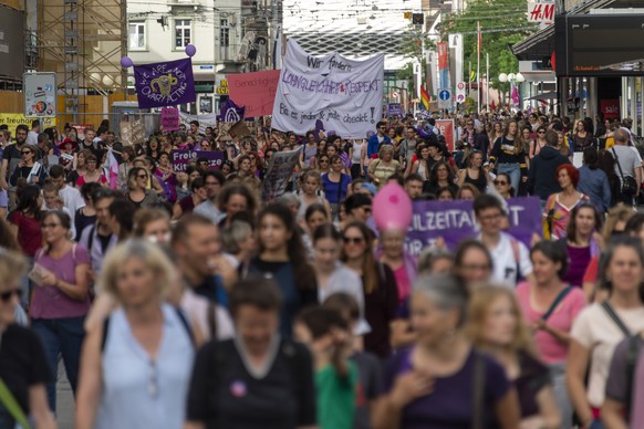 Tausende Demonstranten ziehen am Frauenstreiktag durch die Stadt in Basel am Freitag, 14. Juni 2019. (KEYSTONE/Georgios Kefalas)