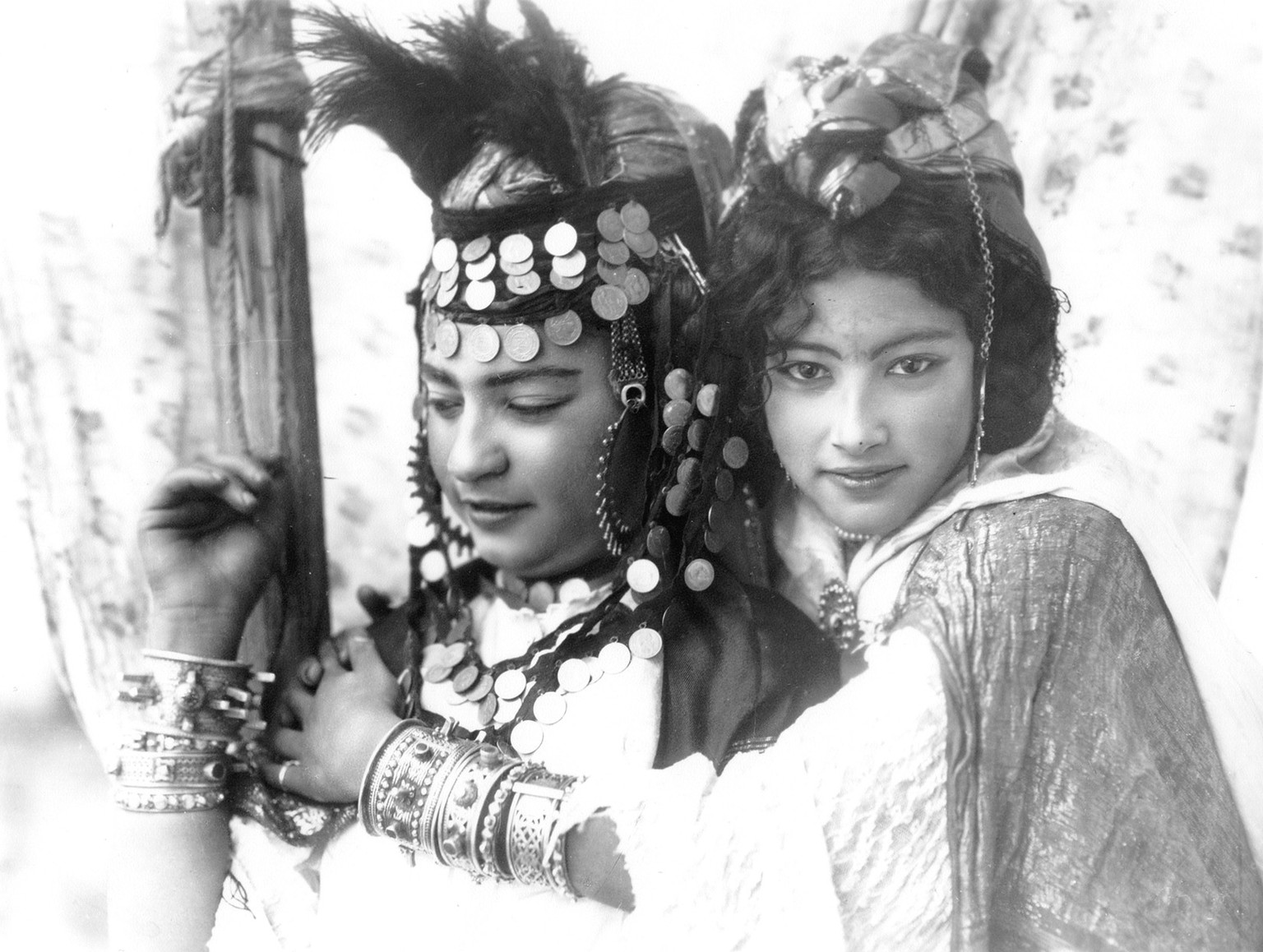 Tänzerinnen des Stammes Ouled Nail, die besonders für die westlichen Algerien-Besucher eine enorme Anziehungskraft besassen. Viele von ihnen arbeiteten als Prostituierte, bis sie genügend Geld für ihr ...