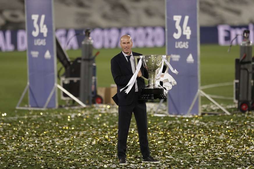 Real Madrid&#039;s head coach Zinedine Zidane, holds the trophy as he poses for the photographers after winning the Spanish La Liga 2019-2020 following a soccer match between Real Madrid and Villareal ...