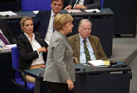 epa06286139 German Chancellor Angela Merkel (C) passes the co-chair of the parliamentary group of the right-wing Alternative for Germany (AfD) party, Alice Weidel (L), and the co-chair of the AfD parl ...