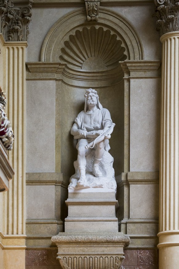 Eine Statue des Schweizer Nationalhelden Wilhelm Tell steht im Nationalratssaal, waehrend einer Fuehrung durch das Bundeshaus, am Freitag, 4. August 2017 in Bern. (KEYSTONE/Peter Klaunzer)