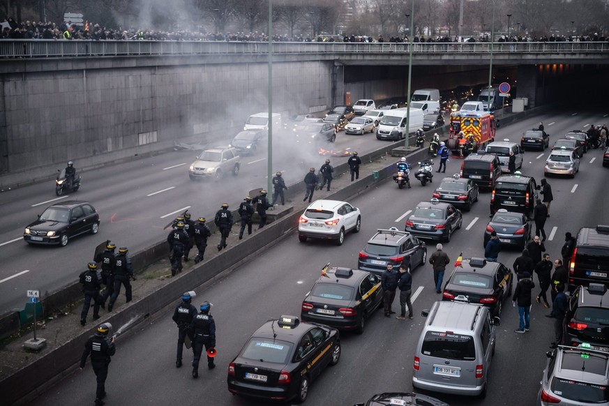epa05126557 French and european taxi drivers clash with riot police as they attempt to disrupt rush hour traffic on the ring-road around Paris, during a demonstration against the app-based transportat ...