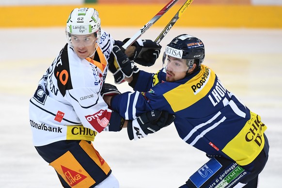 Zug&#039;s player Jarkko Immonen, left, fights for the puck with Ambri&#039;s player Lukas Lhotak, right, during the preliminary round game of National League A (NLA) Swiss Championship 2016/17 betwee ...