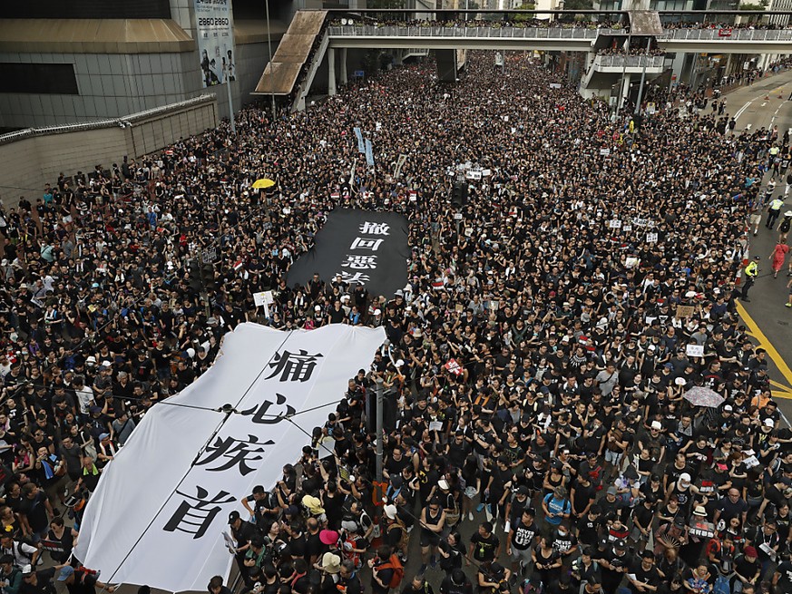 Erneut ist es am Sonntag in Hongkong zu einer Massenkundgebung gekommen. (AP Photo/Vincent Yu)