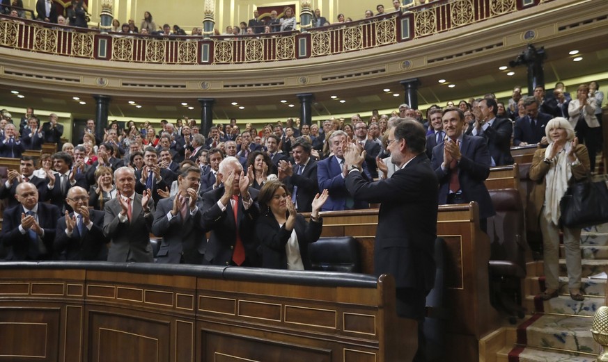 epa05608864 Spanish acting Primer Minister Mariano Rajoy (R) acknowledges the applauses after being elected Prime Minister during the session of the investiture at the Lower House of the Spanish Parli ...