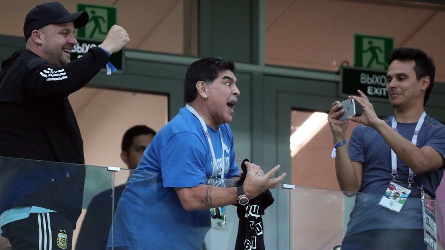 epa06828887 Argentinian soccer legend Diego Maradona (C) reacts during to the FIFA World Cup 2018 group D preliminary round soccer match between Argentina and Croatia in Nizhny Novgorod, Russia, 21 Ju ...