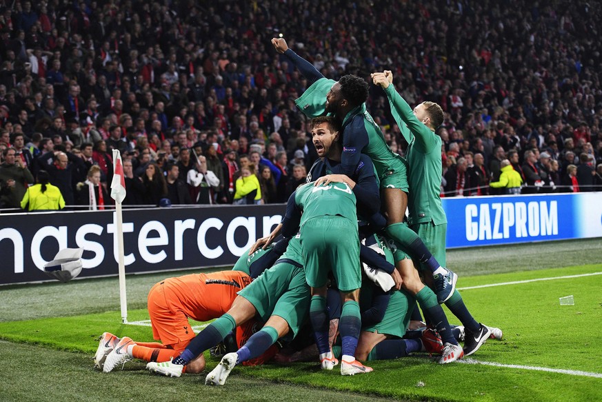 epa07556670 Players of Tottenham Hotspur celebrate their victory after the UEFA Champions League semi final, second leg soccer match between Ajax Amsterdam and Tottenham Hotspur in Amsterdam, The Neth ...