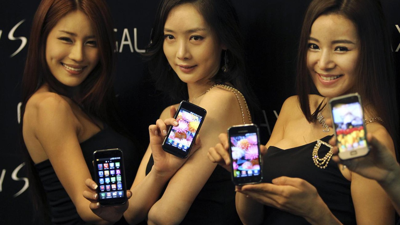 Models display Samsung&#039;s new Galaxy phones running Google&#039;s new operating system Android at the Samsung headquarters during a media launch Tuesday, June 8, 2010, in Seoul, South Korea. (AP P ...