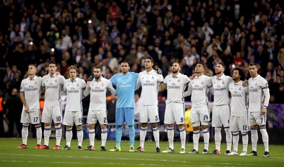 epa05664517 Real Madrid&#039;s players observe a minute&#039;s silence for the plane crash victims of the Brazilian soccer team Chapecoense before the UEFA Champions League match between Real Madrid a ...