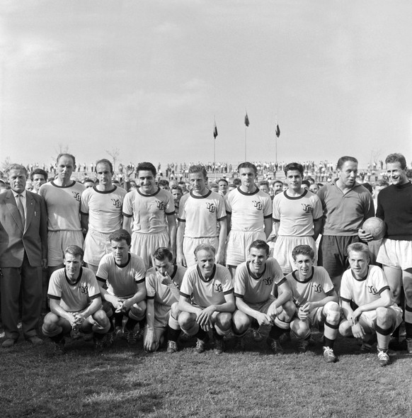Die Meistermannschaft der Berner Young Boys in der Saison 1957/58 aufgenommen in Bern am 11. Mai 1958, stehend v.l.n.r. Trainer Albert Sing, Willy Steffen, Gilbert Rey, Eugen Geni Meier, Ernst Wechsel ...