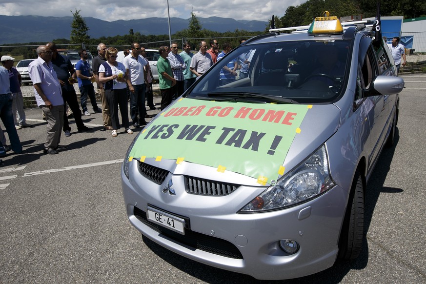 Les chauffeurs de taxis genevois attendent le depart de leur defile contre Uber dans les rues genevoises, ce mardi 28 juin 2016 a Geneve. A Geneve, une centaine de taxis ont defile contre Uber mardi a ...