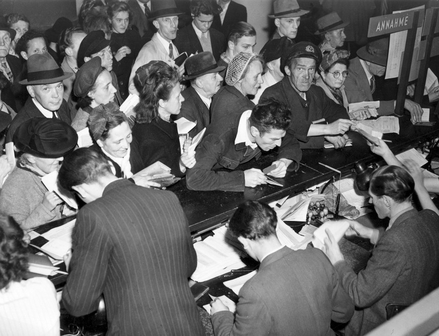 Ansturm auf die D-Mark: Umtauschstelle in Hamburg am 20. Juni 1948.