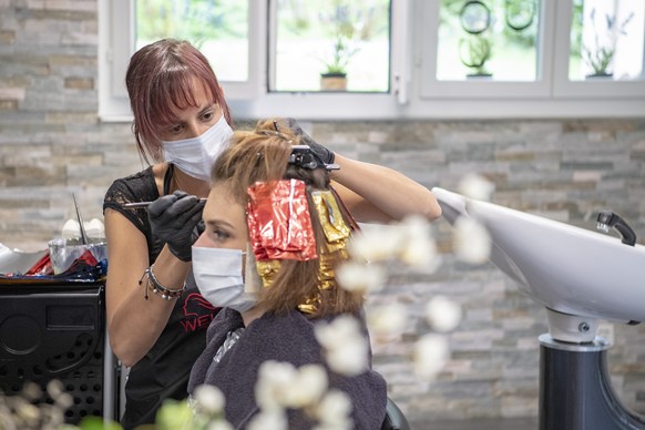 Die Coiffeusen des Coiffeur Carre in Dallenwil im Kanton Nidwalden machen sich gegenseitig die Haare und testen auch gleich den Ablauf der Schutzmassnahmen des Bundes waehrend der Coronavirus-Pandemie ...