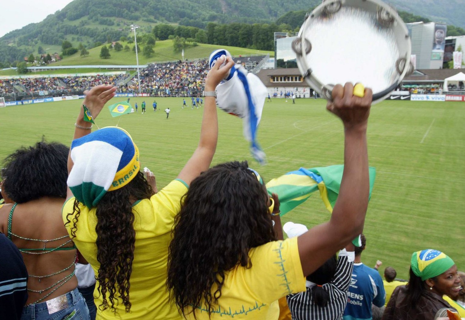 Fans of the Brazilian national soccer team cheer during a trainingsession in Weggis, Switzerland, on Thursday, 25 May 2006. The Brazilian team is in Weggis to prepare for the upcoming World Cup in Ger ...
