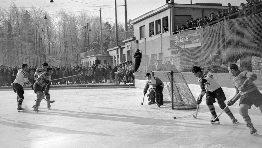 Szene beim Meisterschaftsspiel der Nationalliga A des ZSC, helles Dress, gegen den HC Davos im Winter 1939 auf der Dolder-Eisbahn in Zuerich. (KEYSTONE/PHOTOPRESS-ARCHIV/Str)