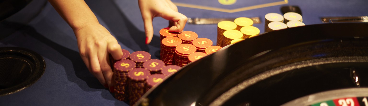 ZUM SWISS CASINO ZUERICH STELLEN WIR IHNEN HEUTE, DONNERSTAG, 12. OKTOBER 2015, FOLGENDES NEUES BILDMATERIAL ZUR VERFUEGUNG --- A person prepares a roulette table at the Swiss Casino Zuerich in Zurich ...