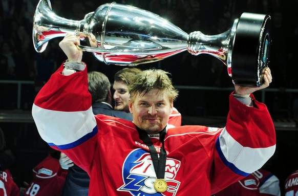 Ari Sulander of Swiss team ZSC Lions lifts the trophy after winning the Ice Hockey Champions League final match against Metallurg Magnitogorsk in Rapperswil, Switzerland, pictured on January 28, 2009. ...
