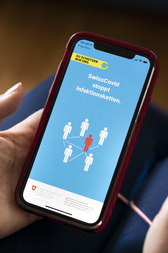 Eine Frau installiert die SwissCovid Contact Tracing App auf ihrem Smartphone, fotografiert am 25. Juni 2020 in Zuerich. (KEYSTONE/Gaetan Bally)