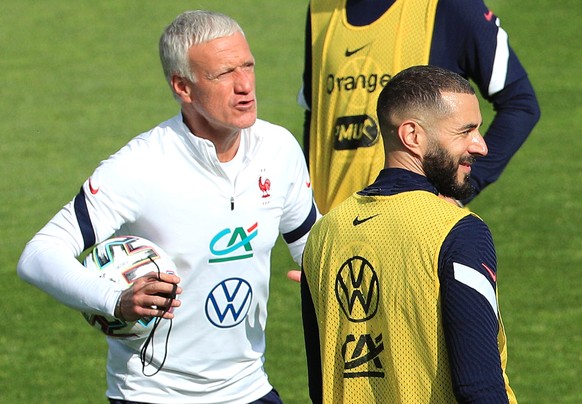epa09231551 French national soccer team head coach Didier Deschamps (L) and striker Karim Benzema (R) attend their team&#039;s training session in Clairefontaine-en-Yvelines, outside Paris, France, 27 ...
