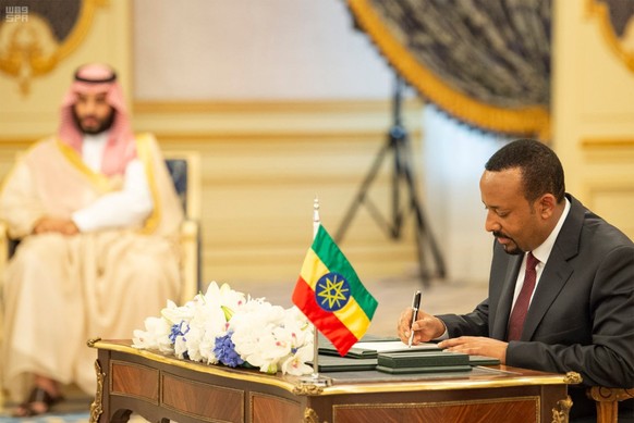 epa07025624 A handout photo made available by the official Saudi Press Agency (SPA) showing Ethiopian Prime Minister Abiy Ahmed (R) signing a peace deal with Eritrea, in Jeddah, Saudi Arabia, 16 Septe ...