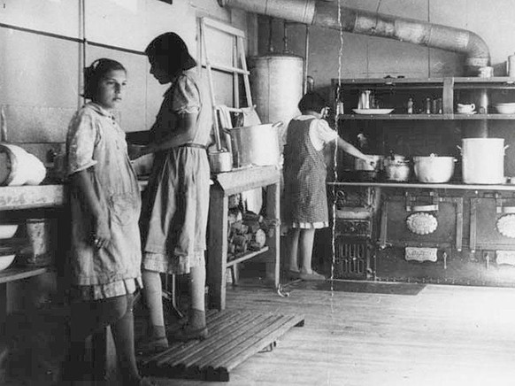 Mädchen arbeiten in der Küche der Bishop Horden Memorial School, Moose Factory, Provinz Ontario, 1940.