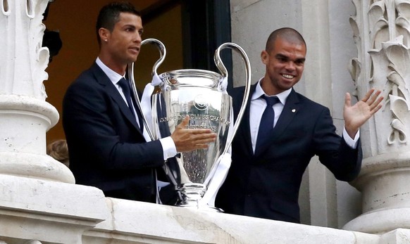 epa05336721 Real Madrid&#039;s Cristiano Ronaldo and Pepe hold the Champions League trophy in the balcony of the Madrid Autonomous GovernmentŽs headquarter during the celebrations in Madrid, 29 May 20 ...