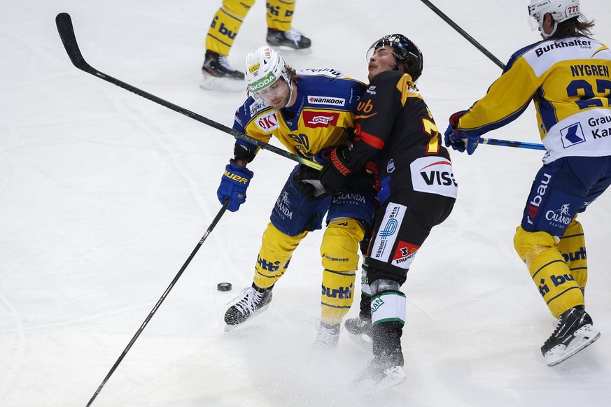 Davos&#039; Sven Jung, links, checkt Berns Kyen Sopa, im Eishockey Meisterschaftsspiel der National League zwischen dem SC Bern und HC Davos, am Montag, 15. Februar 2021 in der Postfinance Arena in Be ...