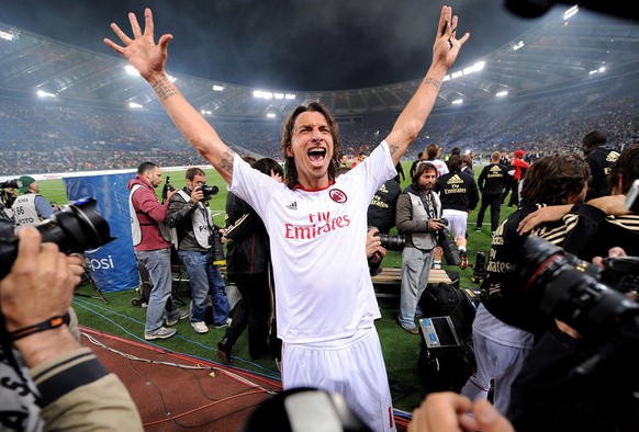 epa02722364 AC Milan&#039;s Swedish forward Zlatan Ibrahimovic celebrates after the Italian Serie A soccer match against AS Roma at the Olympic stadium in Rome, Italy, 07 May 2011. AC Milan clinched i ...