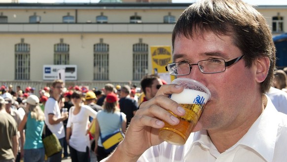 Christian Levrat, President du Parti Socialiste Suisse, PS, boit une biere en manifestant devant la brasserie Cardinal contre la fermeture de cette derniere ce samedi 4 septembre 2010 a Fribourg. Feld ...