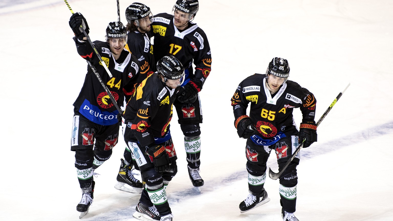 Berns Andre Heim, Thierry Bader, Thomas Thiry und Ramon Untersander, von links, feiern den Treffer zum 3-1im im zweiten Eishockey Playoff Viertelfinalspiel der National League zwischen dem SC Bern und ...