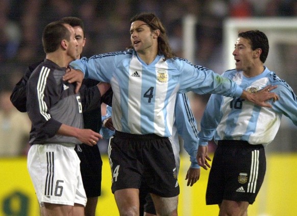 STG38 - 20020417 - STUTTGART, GERMANY : Argentinian player Mauricio Pochettino (C) tries to calm down team-mate Kily Gonzales and German Jens Jeremies during an argue in the soccer friendly match in S ...